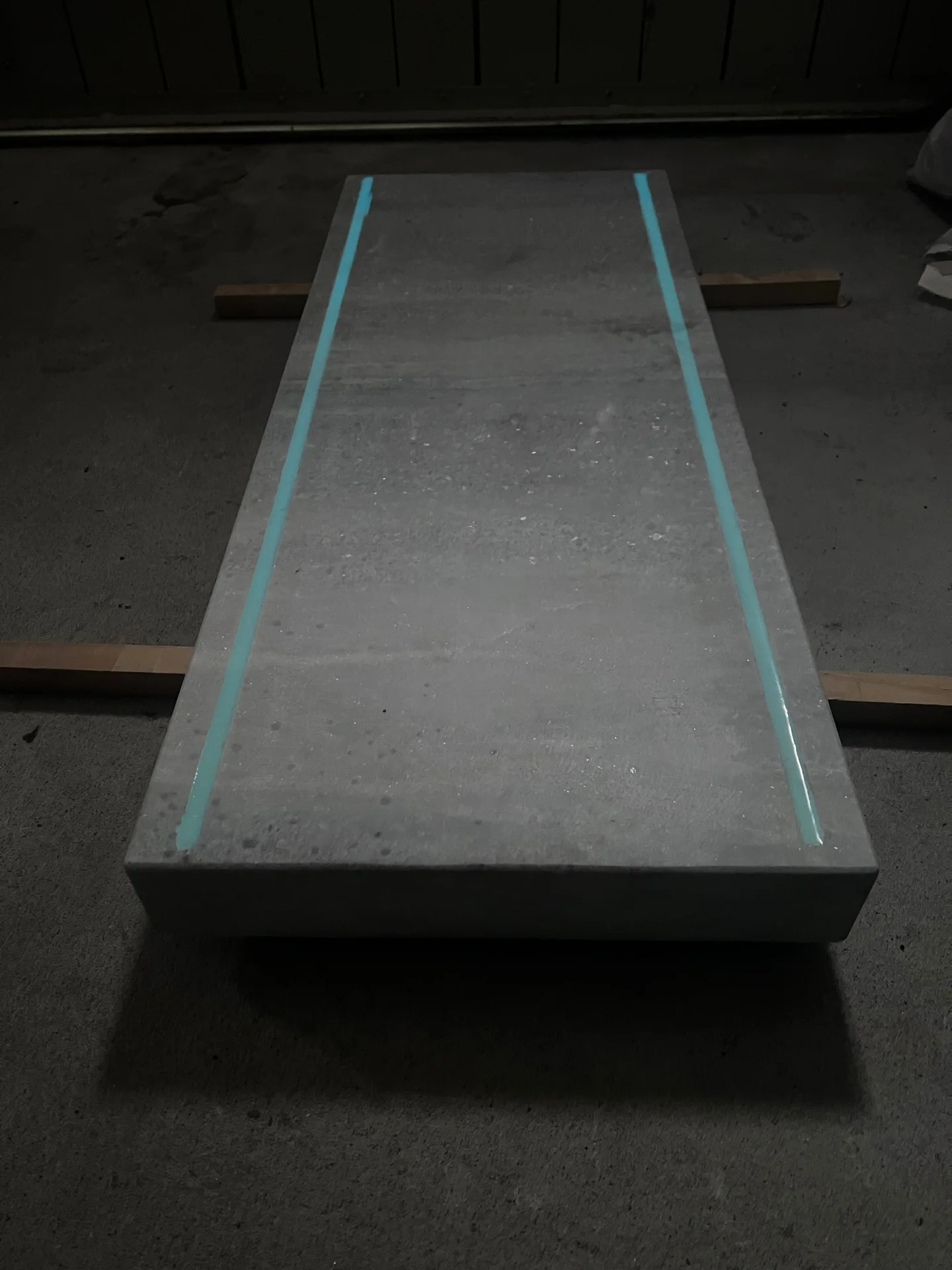 Silberblaue Marmor leuchtstreifen.jpg